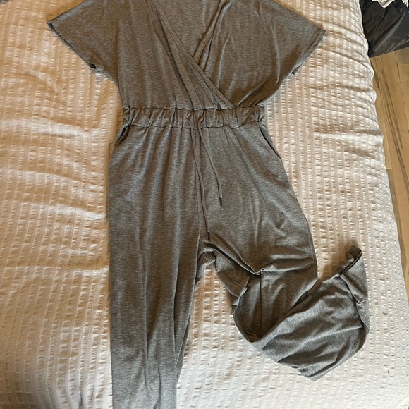 M-L Short Sleeve Long Pants Romper with Drawstring Waist in Heathered Gray. Tall - Picture 5 of 8
